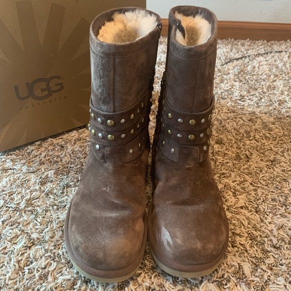 UGG Clovis Boot - Picture 2 of 9